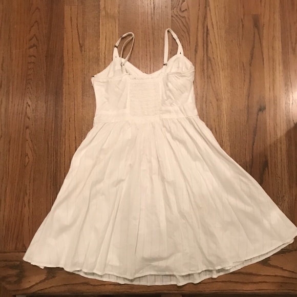 Flattering White Dress - Picture 2 of 3